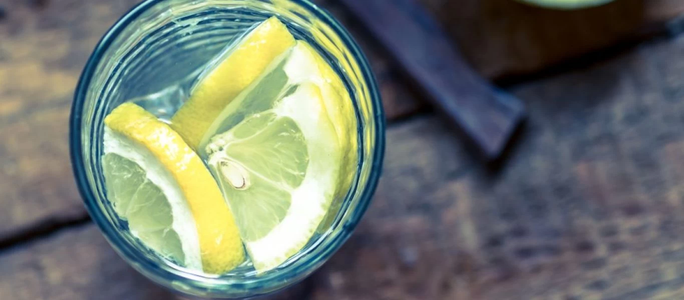 Tι ισχύει τελικά για το νερό και το λεμόνι;